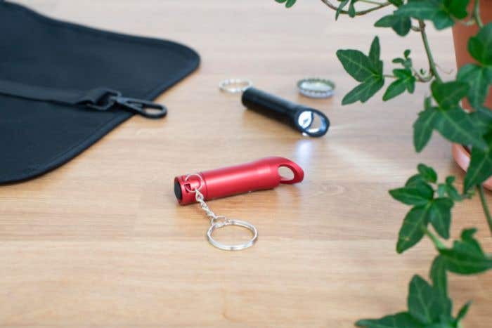 Porte-clés torche et décapsuleur Carla