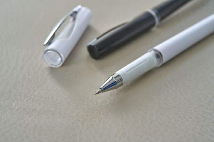 Penna roller in ABS con refill gel nero Karin