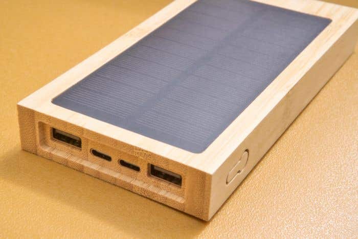 Powerbank solar em bambu Elz