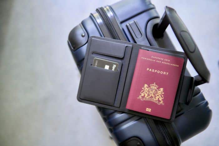 Recycled PU passport holder Mavi