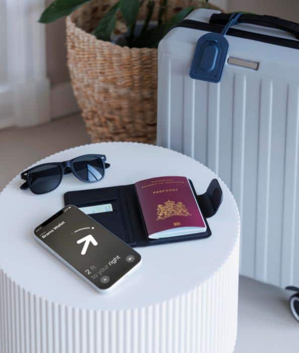 Passport holder with tracker Mavi | Recycled