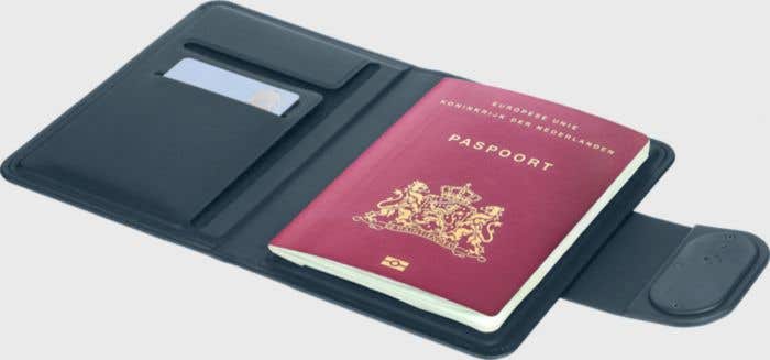 Passport holder with tracker Mavi | Recycled