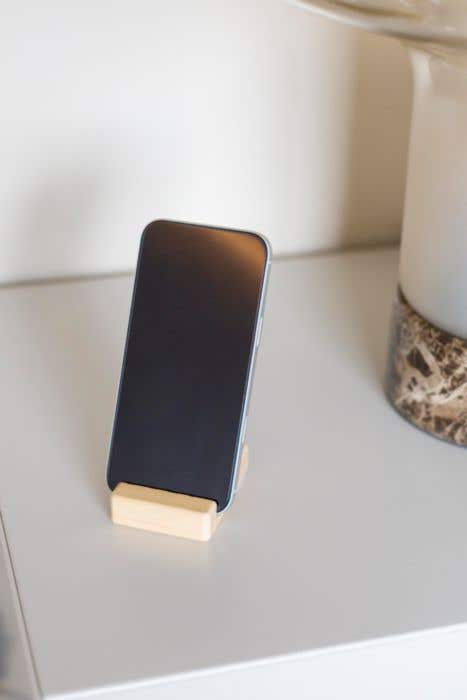 Telefoonhouder Nyla | Gerecycled hout