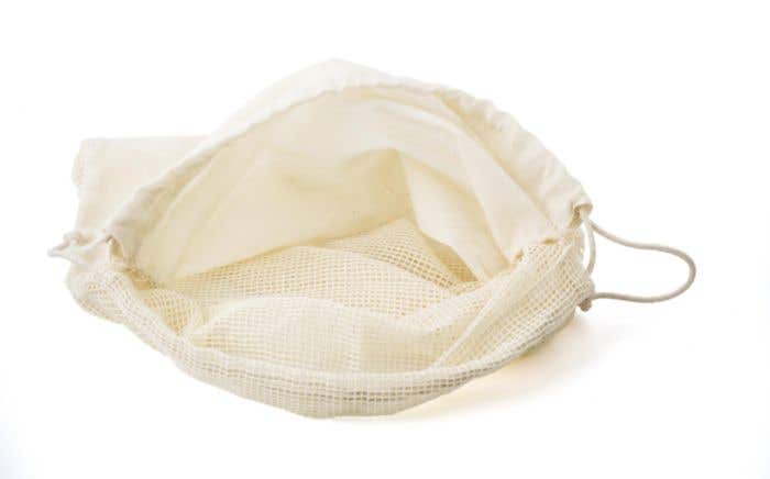 Bolsa 100% algodón orgánico con rejilla en un lateral. Freddy