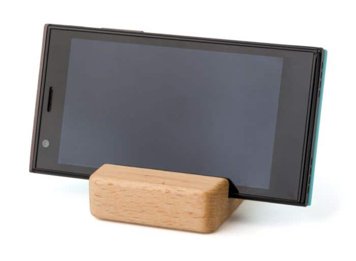 Support de téléphone en bois d'hévéa Nyla